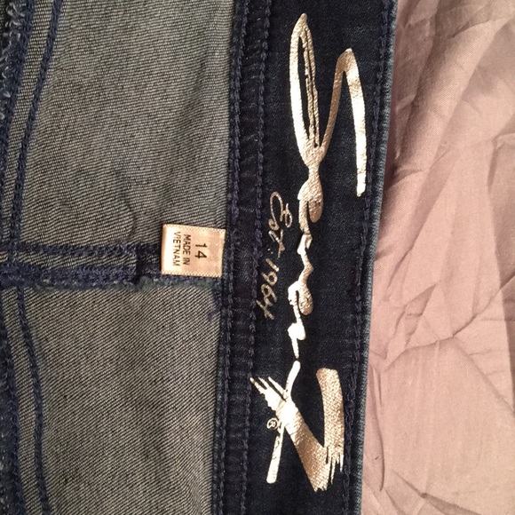 Ladies Seven Shorts. Size 14. - Picture 3 of 3